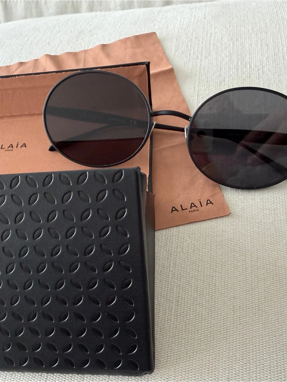 ALAÏA AA0016S 001 Oval Black Metal Sunglasses 57-20-140 + Case & Cloth
